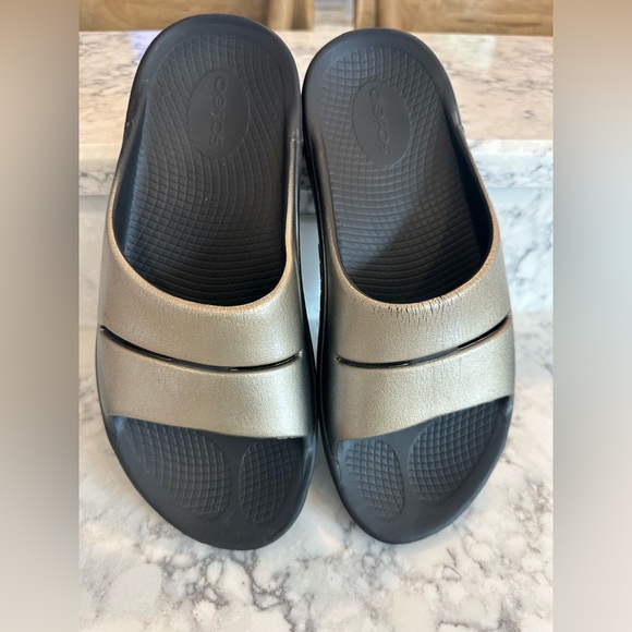 Oofos Recovery Slides - Picture 2 of 10